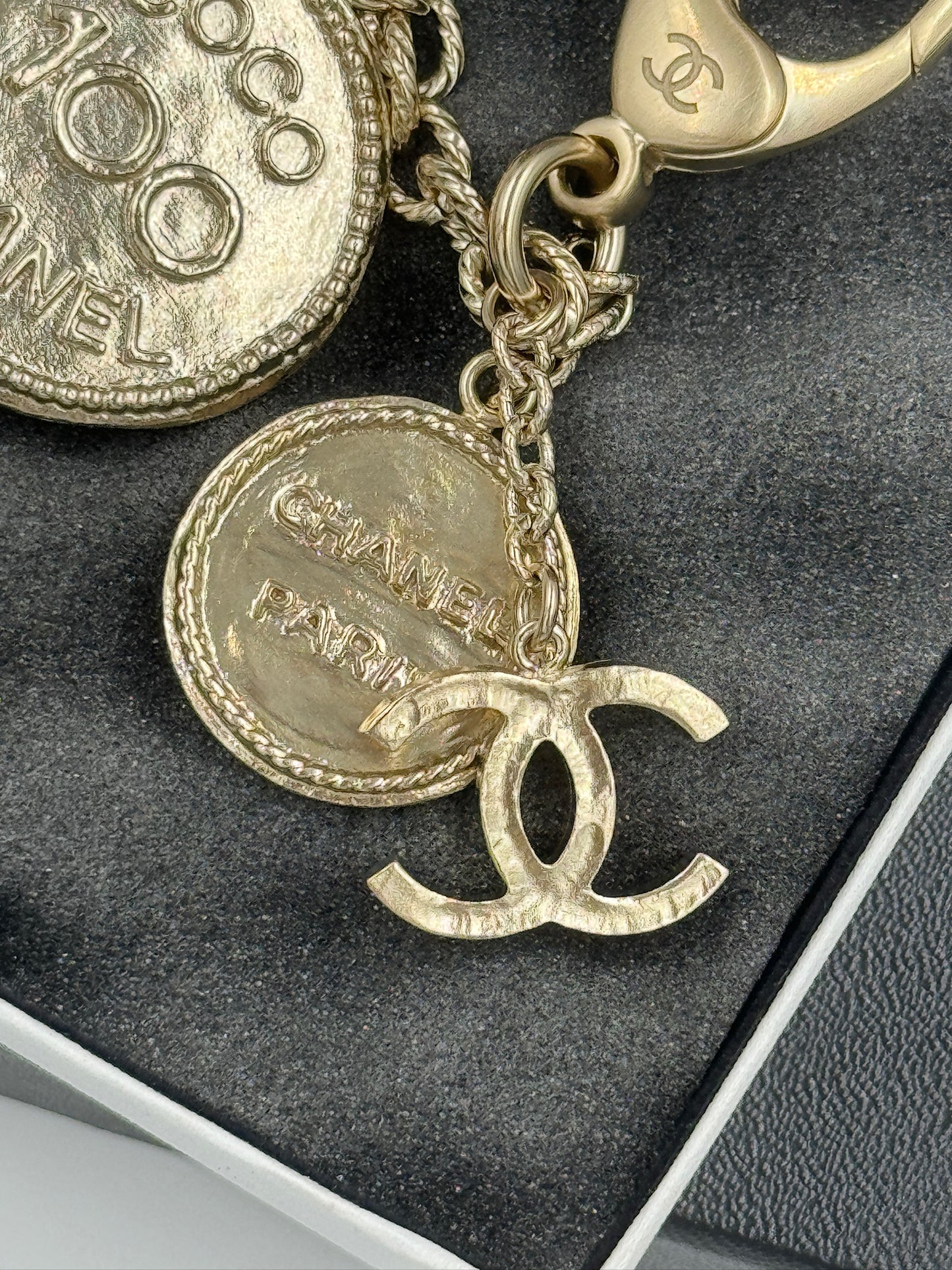 Chanel Pendant Gold / Rank N