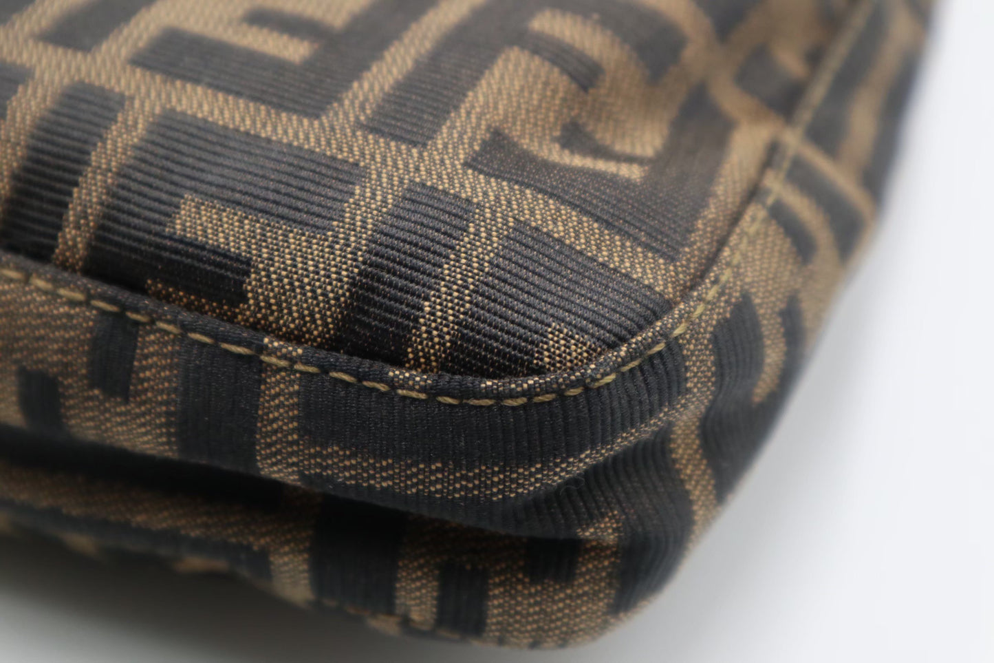Fendi 牛角腋下包/Rank A S25102301