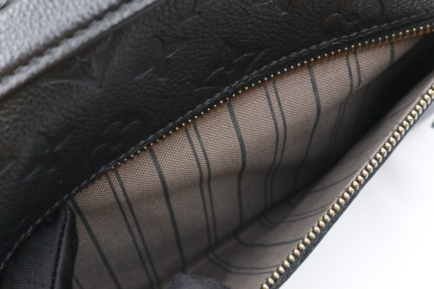 Louis Vuitton 牛皮壓紋金釦郵差包 黑色 / Rank SA 251106002