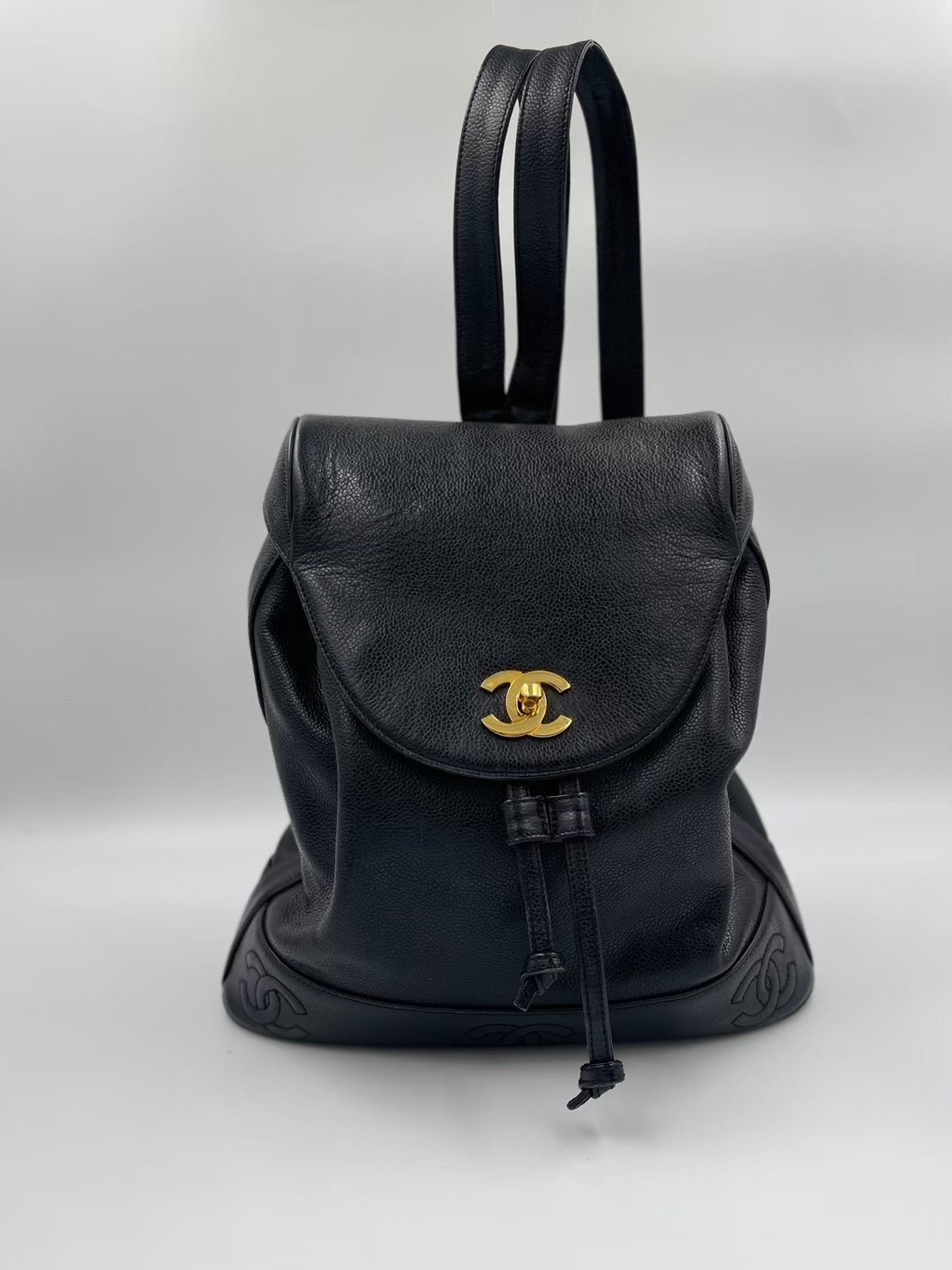 Chanel 魚子醬金釦Logo 後背包 / Rank A
