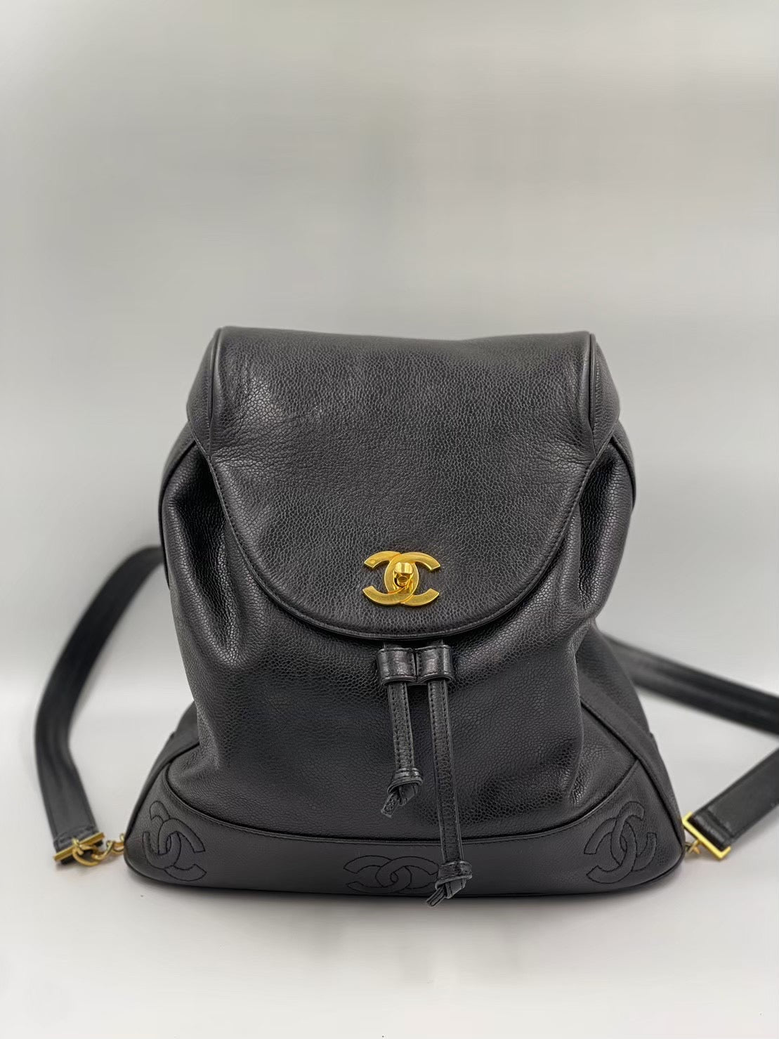 Chanel 魚子醬金釦Logo 後背包 / Rank A