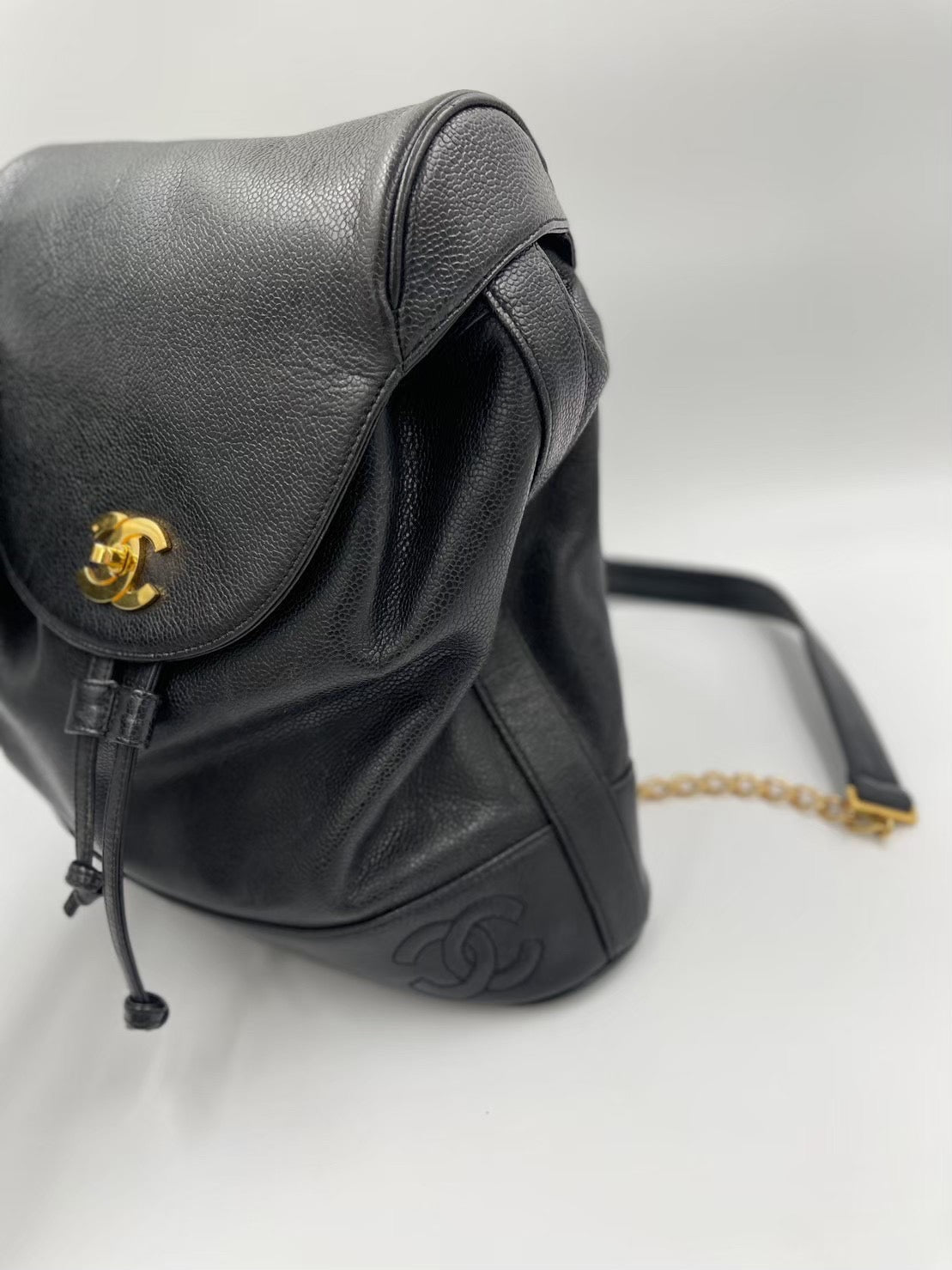 Chanel 魚子醬金釦Logo 後背包 / Rank A