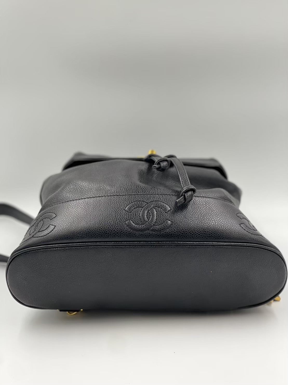 Chanel 魚子醬金釦Logo 後背包 / Rank A