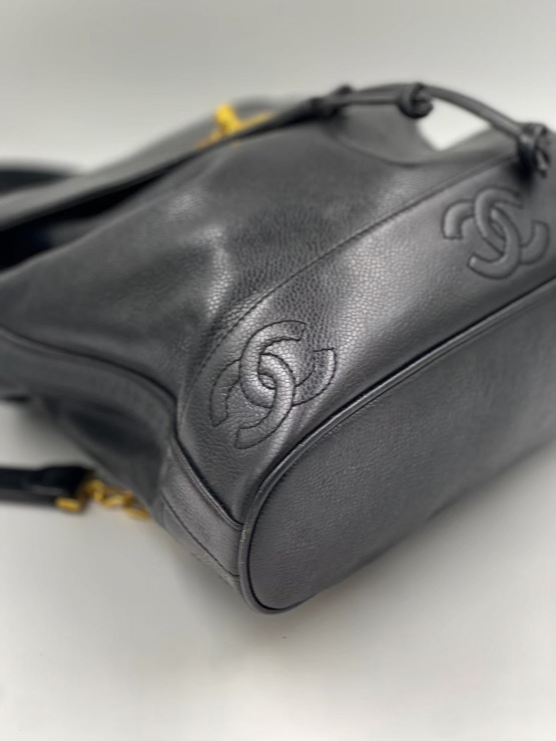 Chanel 魚子醬金釦Logo 後背包 / Rank A