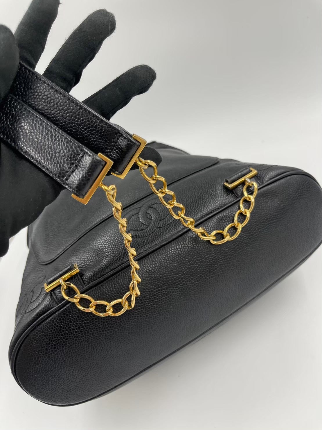 Chanel 魚子醬金釦Logo 後背包 / Rank A