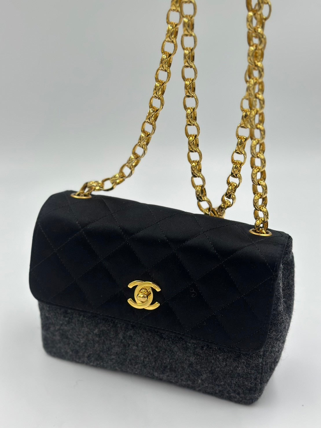 Chanel 黑色拼接雕花鍊/Rank SA