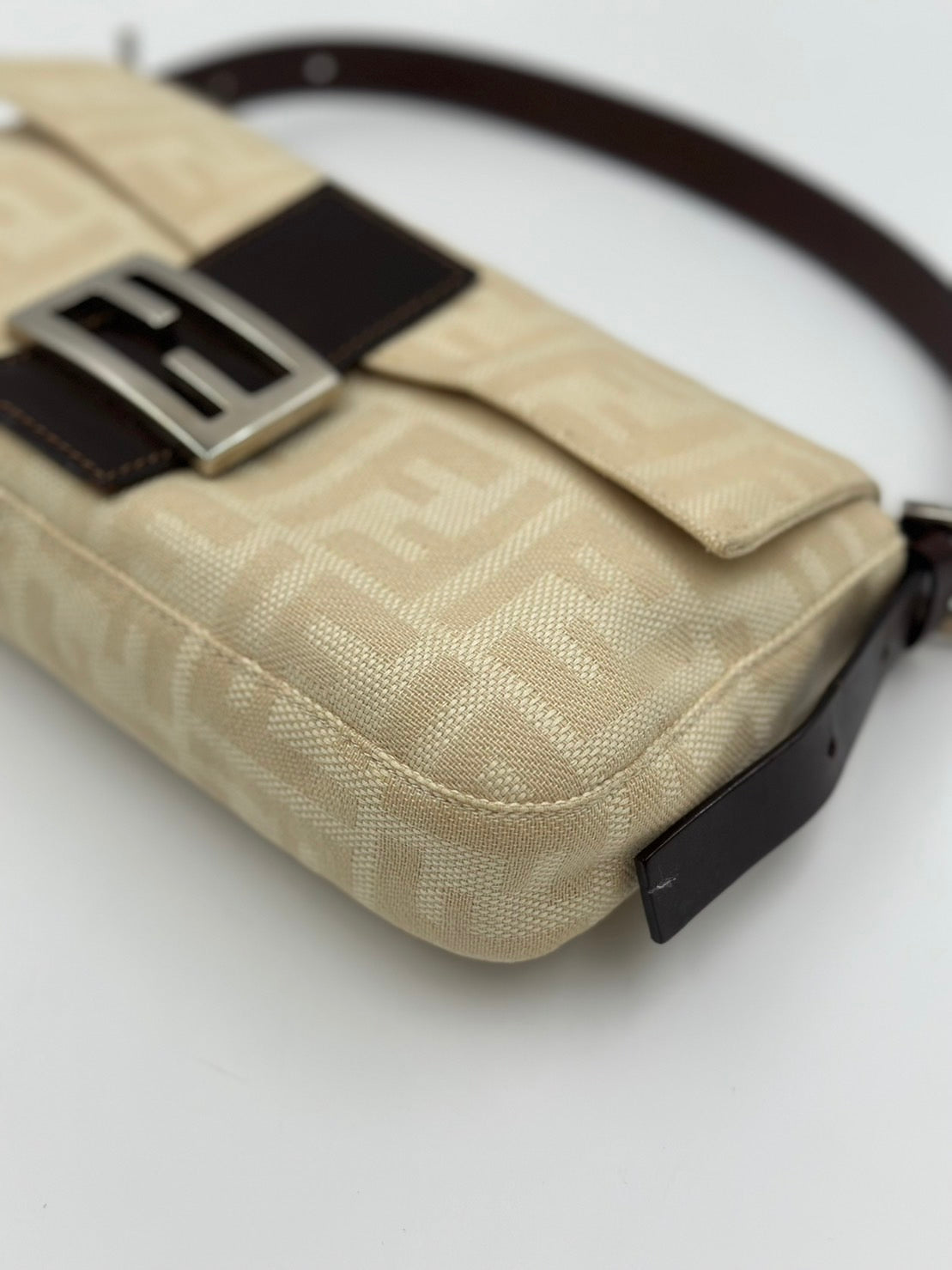 Fendi 奶油白法棍/Rank SA