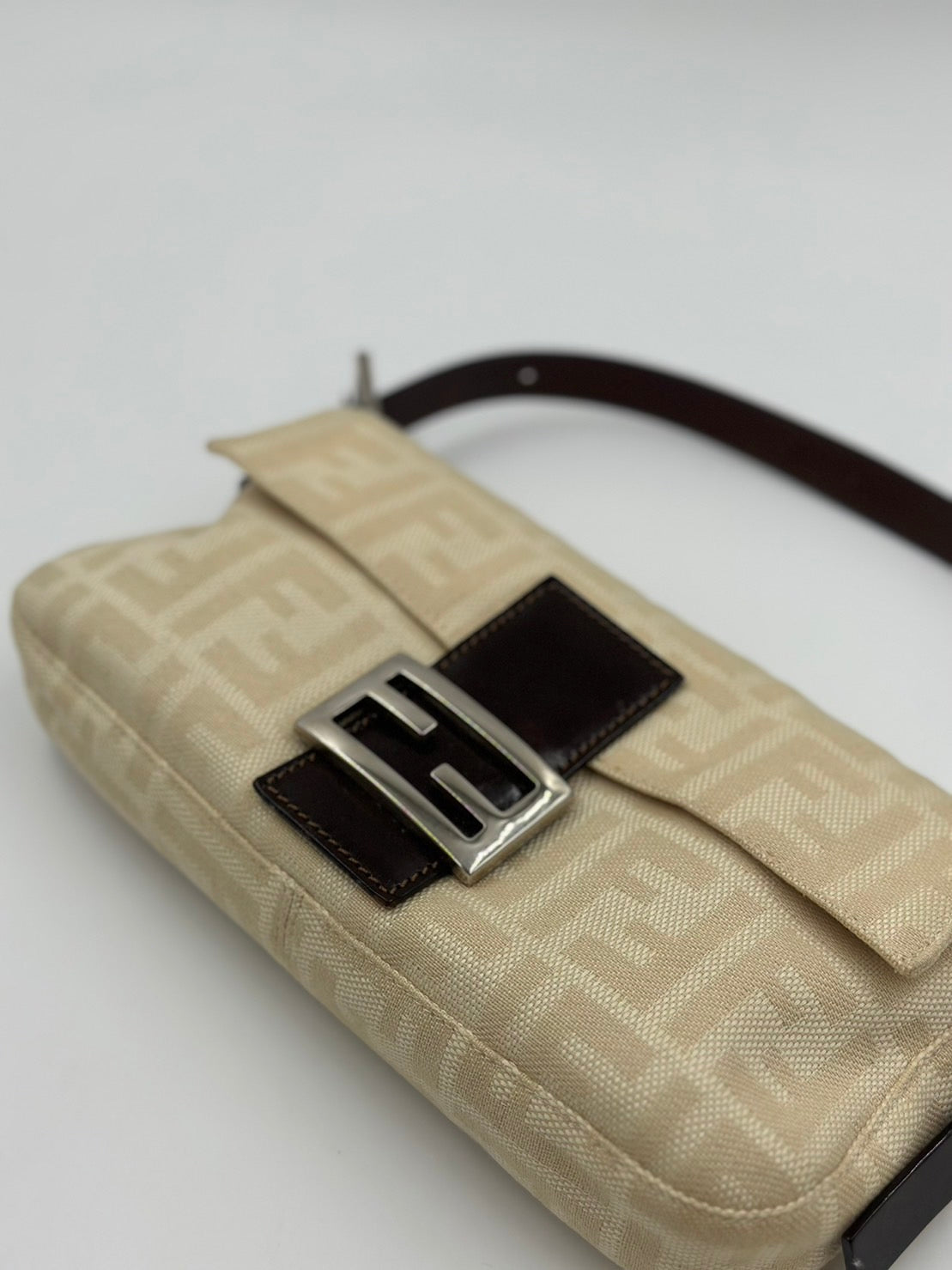 Fendi 奶油白法棍/Rank SA