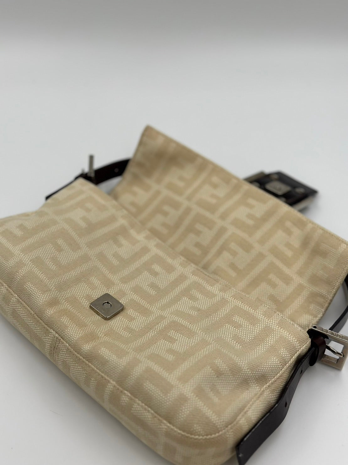 Fendi 奶油白法棍/Rank SA
