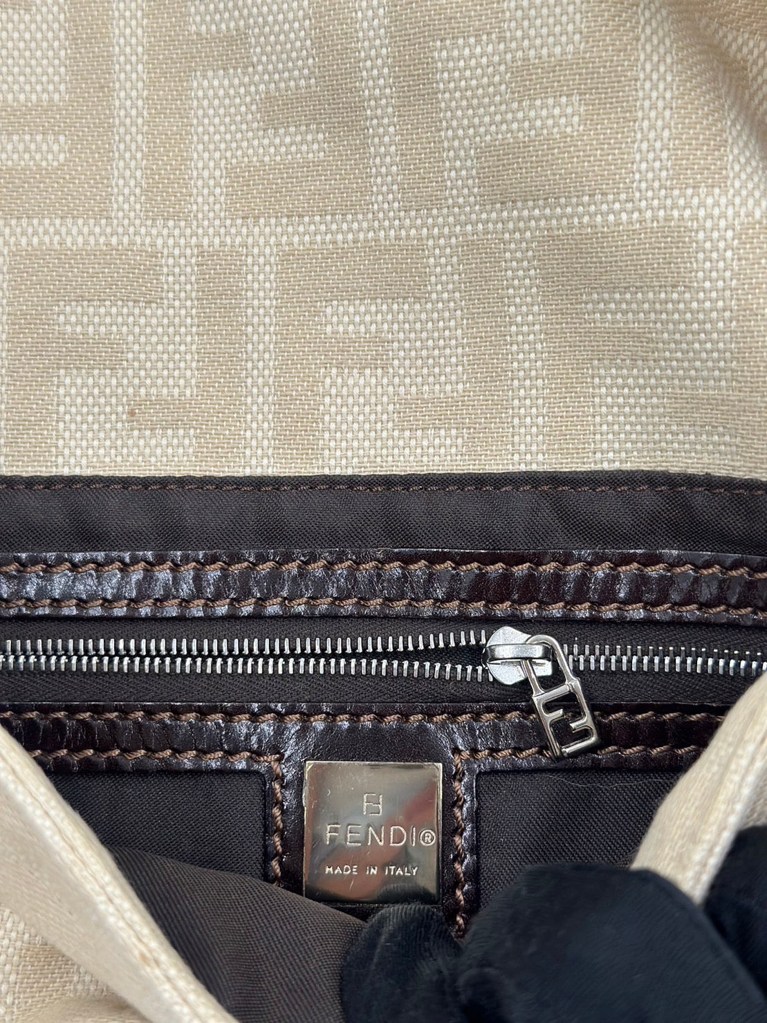 Fendi 奶油白法棍/Rank SA