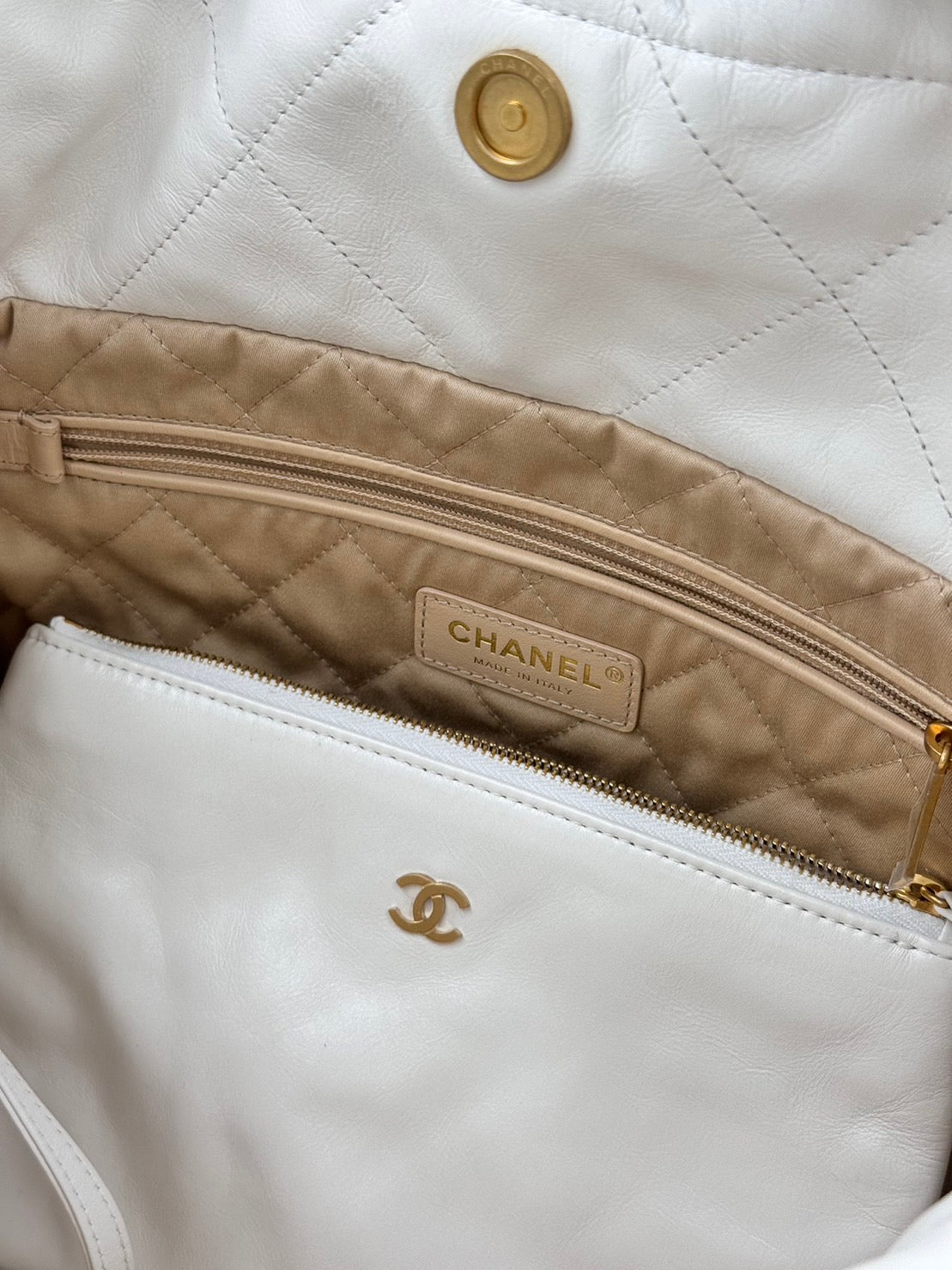 Chanel 22bag Small White /Rank SA