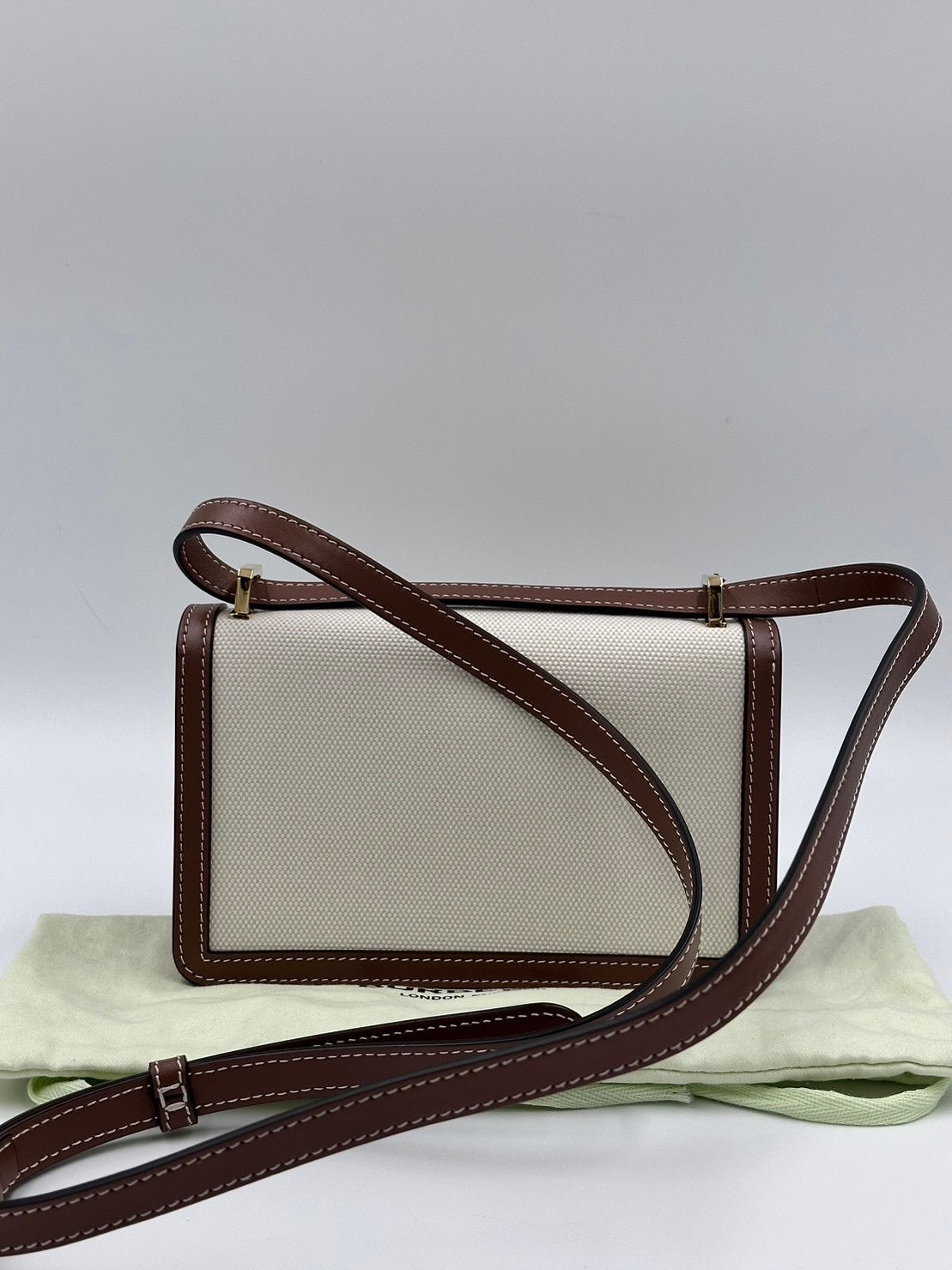 Burberry帆布側背包/Rank SA