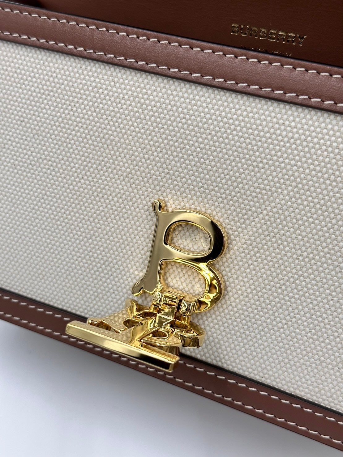 Burberry帆布側背包/Rank SA