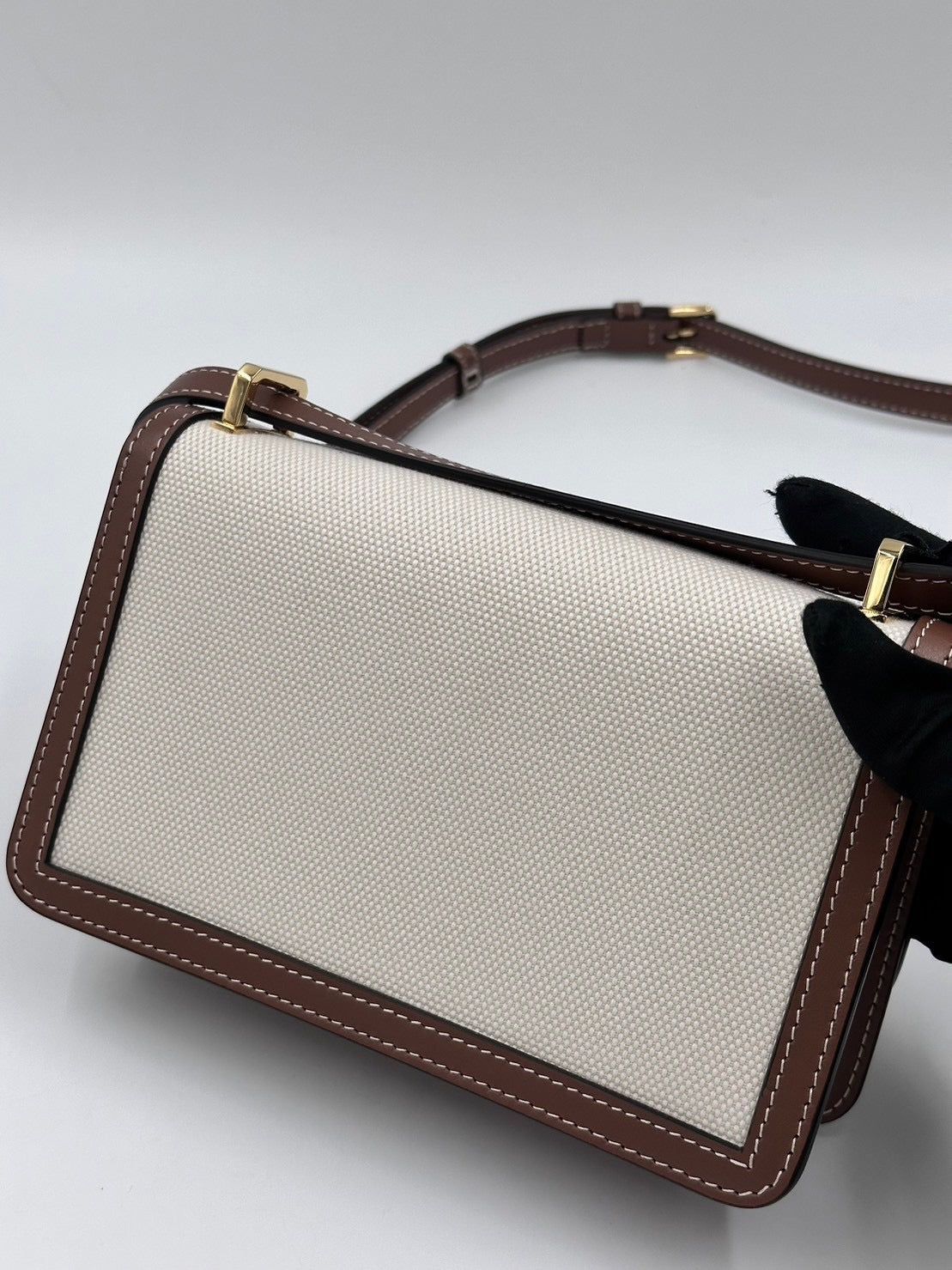Burberry帆布側背包/Rank SA