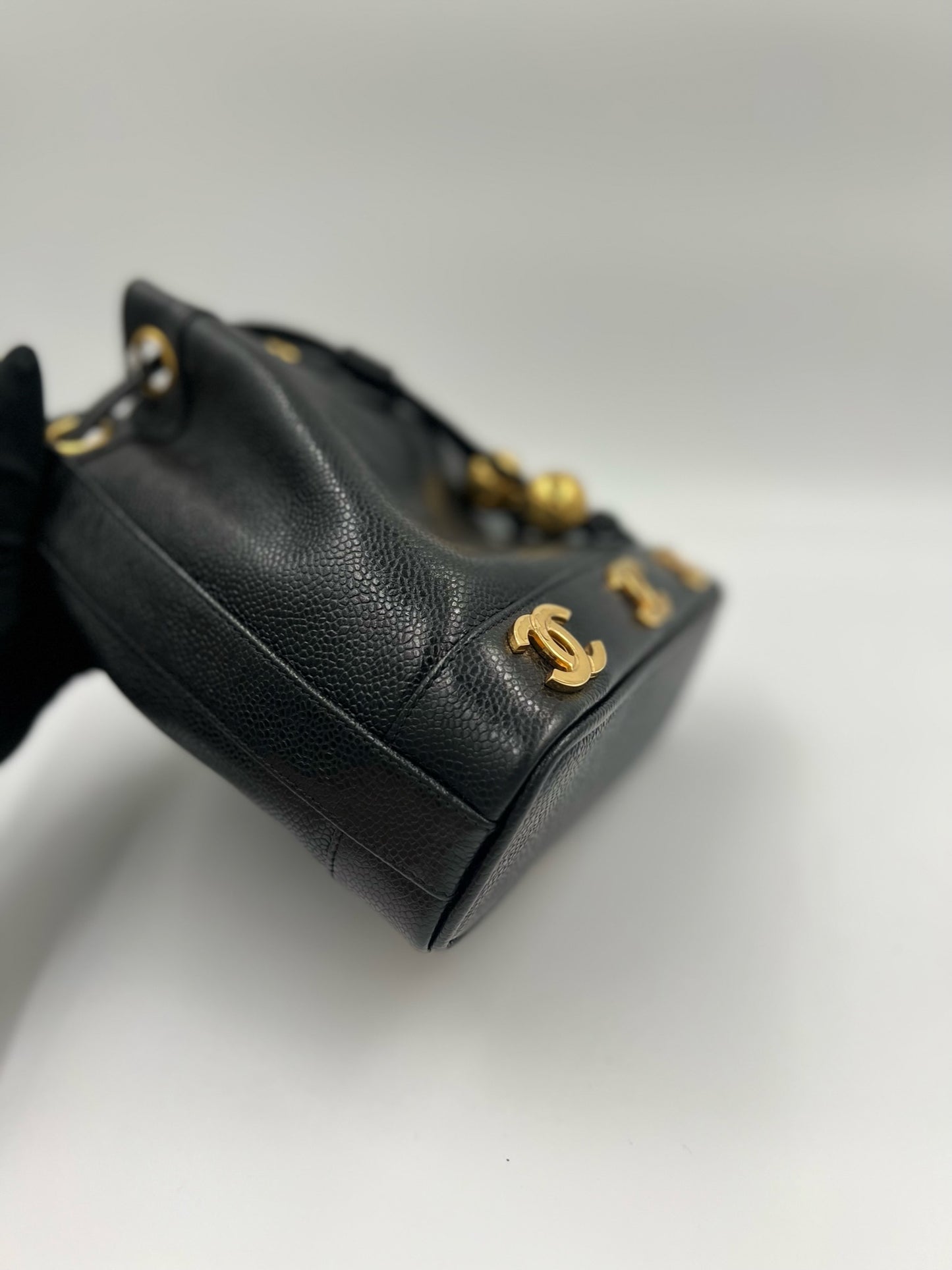 Chanel 黑色金球水桶包 / Rank SA