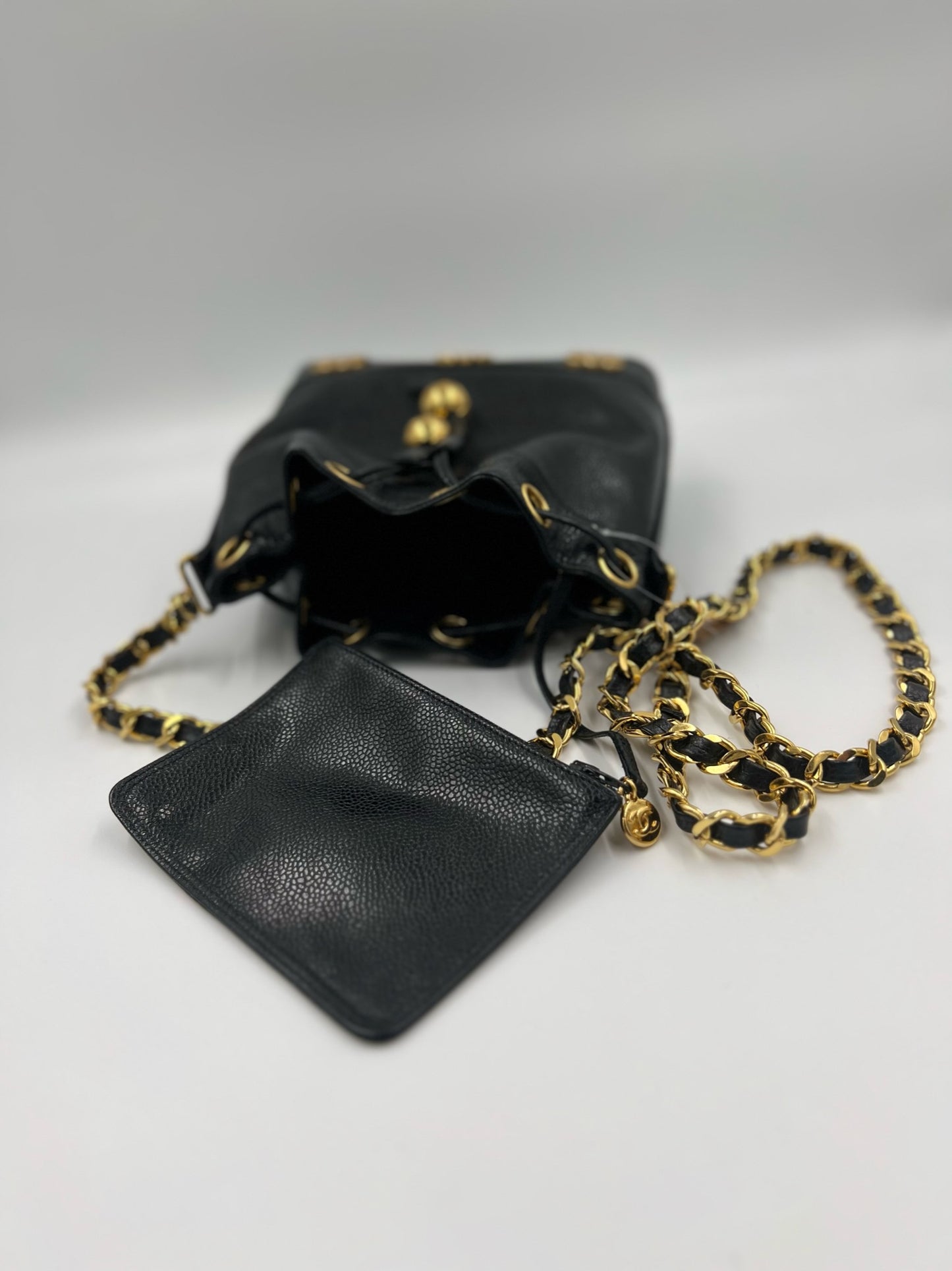Chanel 黑色金球水桶包 / Rank SA