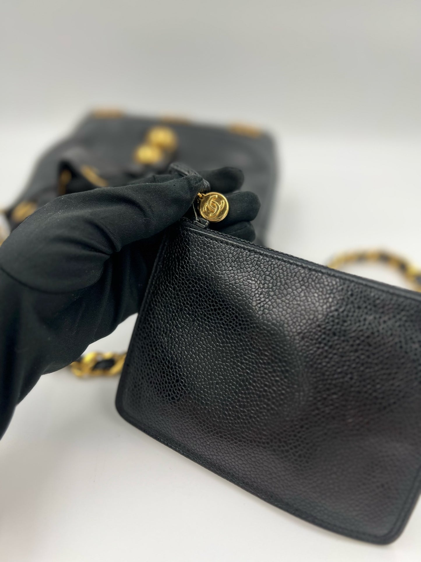 Chanel 黑色金球水桶包 / Rank SA