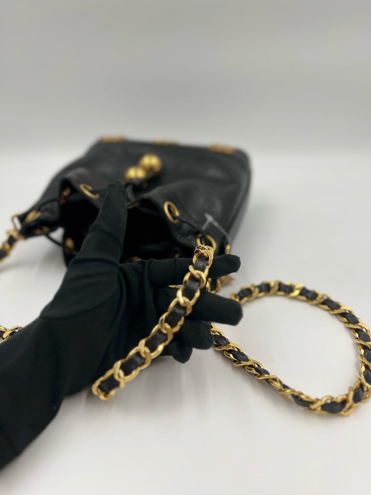 Chanel 黑色金球水桶包 / Rank SA