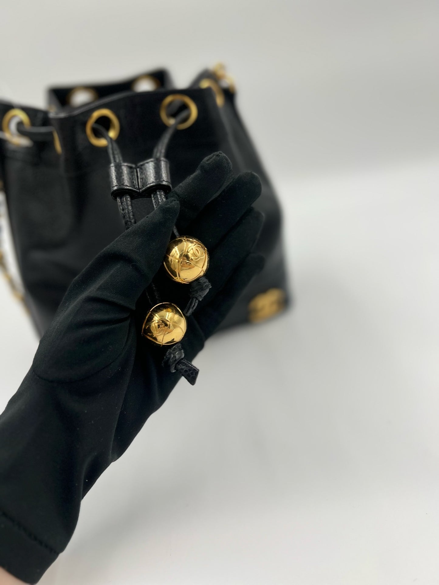 Chanel 黑色金球水桶包 / Rank SA