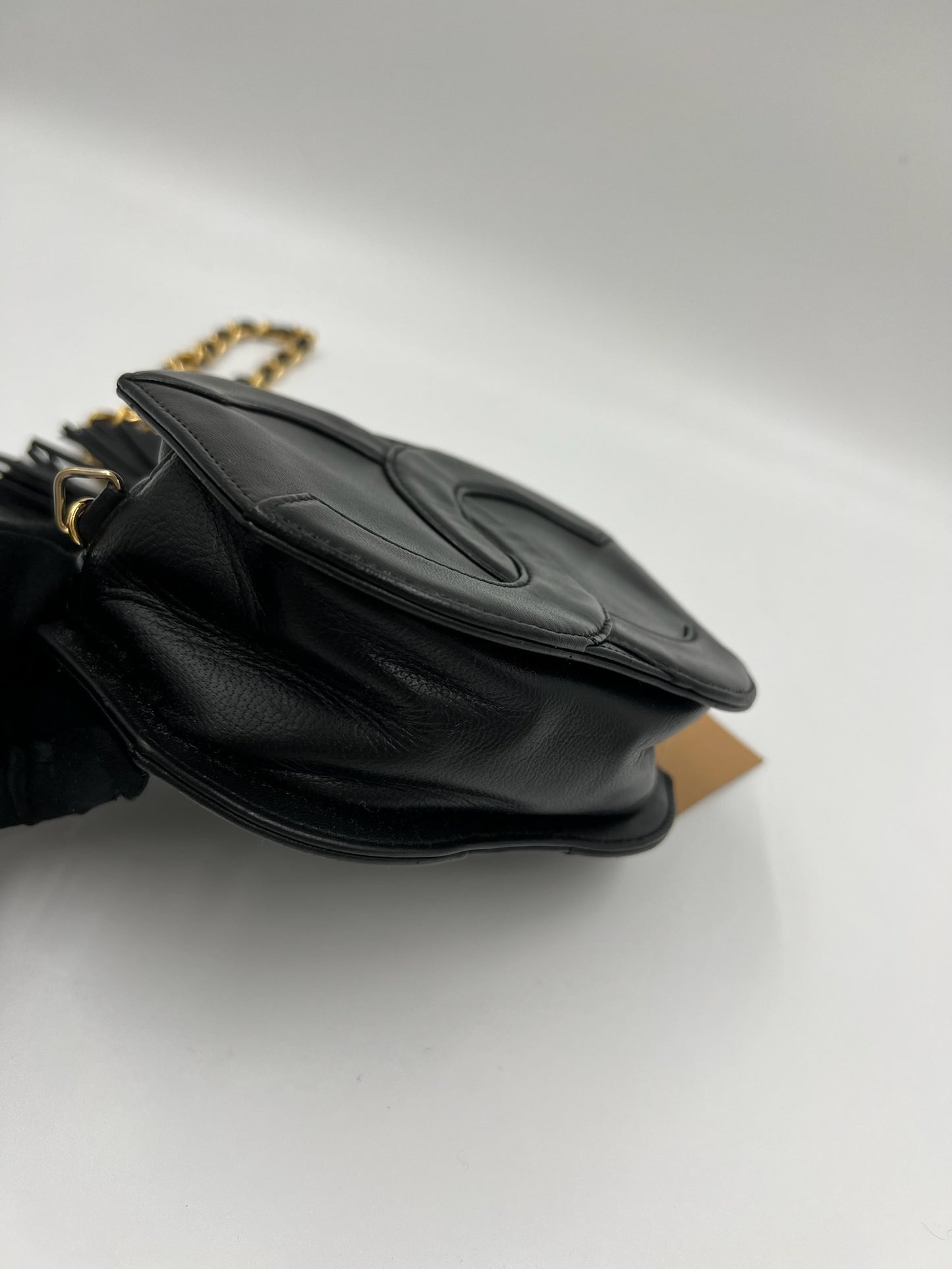 Chanel 浮雕Logo流蘇相機包 / Rank SA