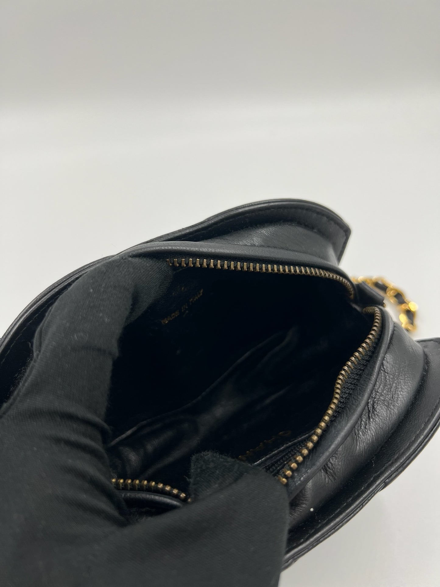 Chanel 浮雕Logo流蘇相機包 / Rank SA