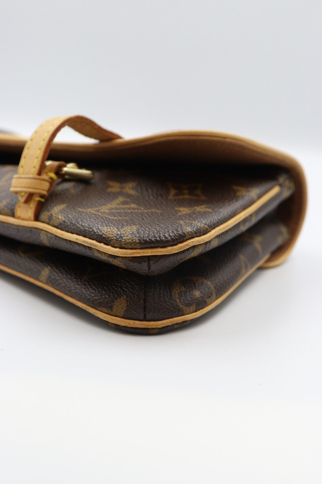 Louis Vuitton  shoulder bag / Rank SA