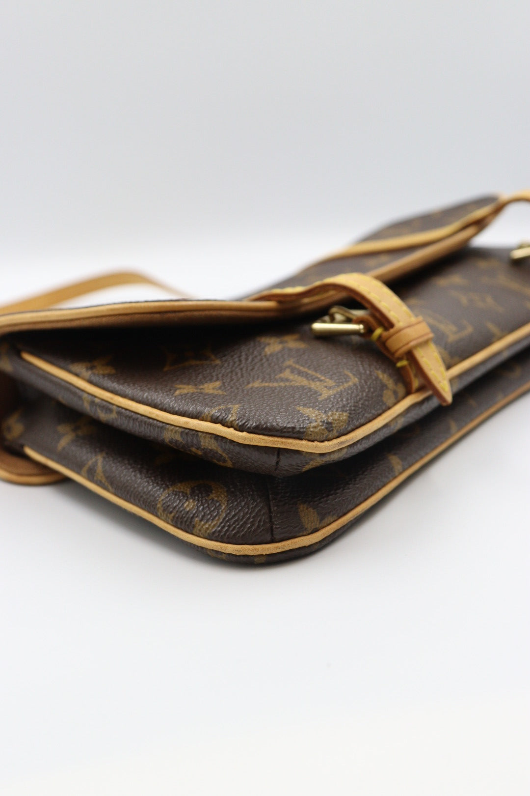 Louis Vuitton  shoulder bag / Rank SA