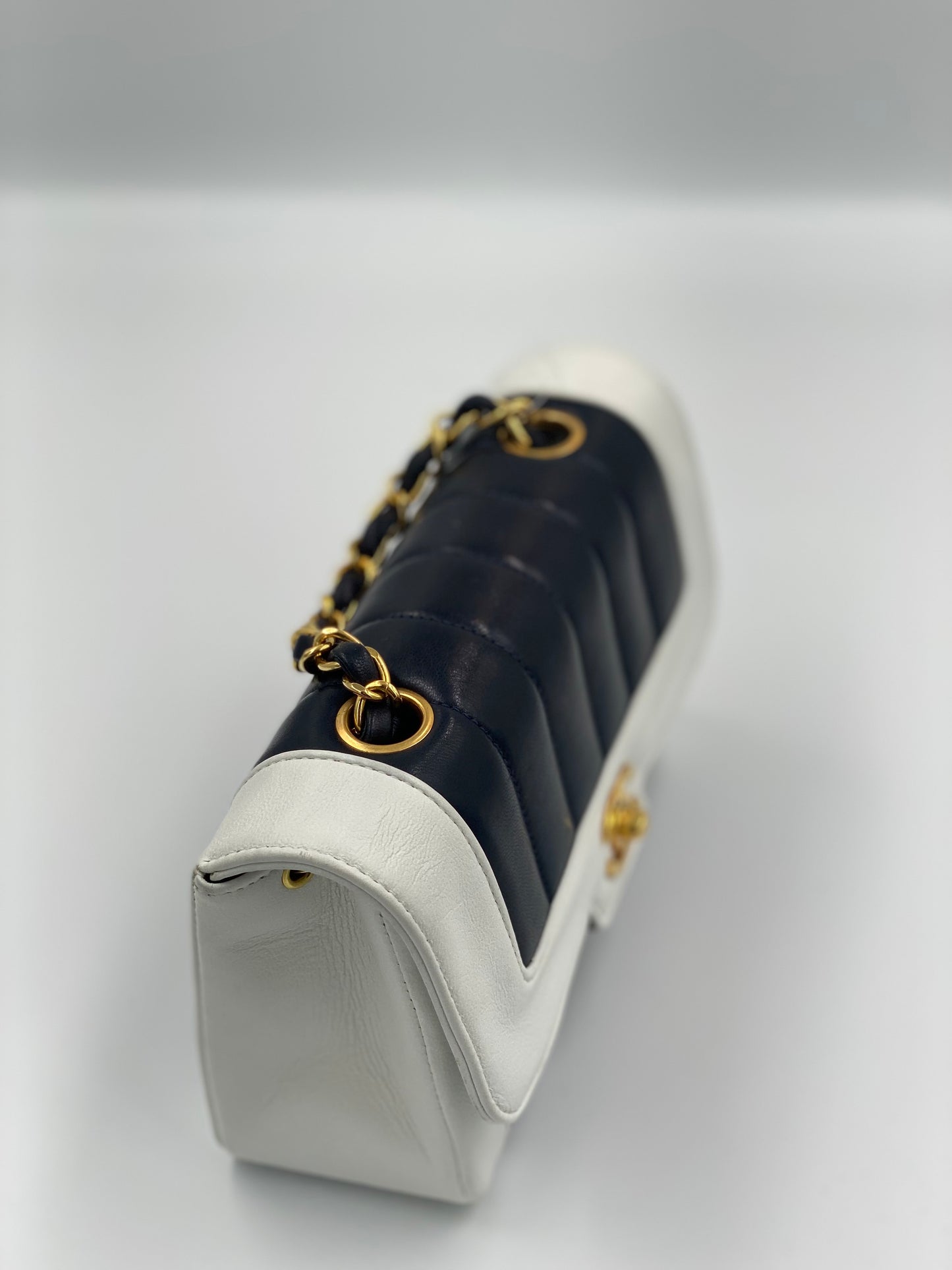 Chanel 拼色金釦豎紋鏈條包/Rank SA