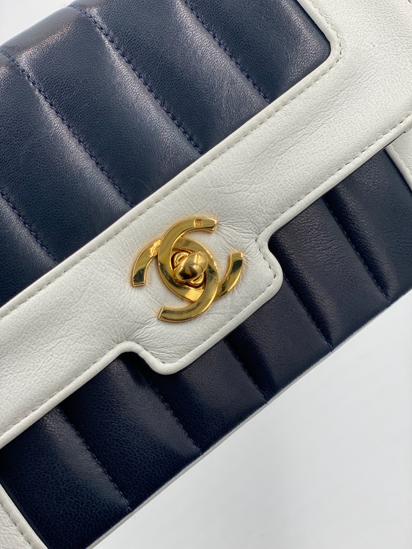 Chanel 拼色金釦豎紋鏈條包/Rank SA