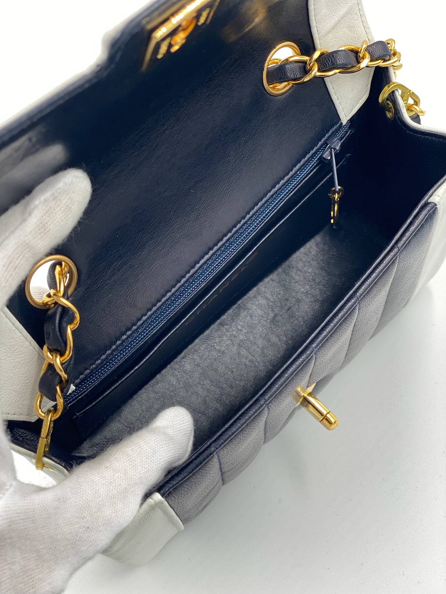 Chanel 拼色金釦豎紋鏈條包/Rank SA