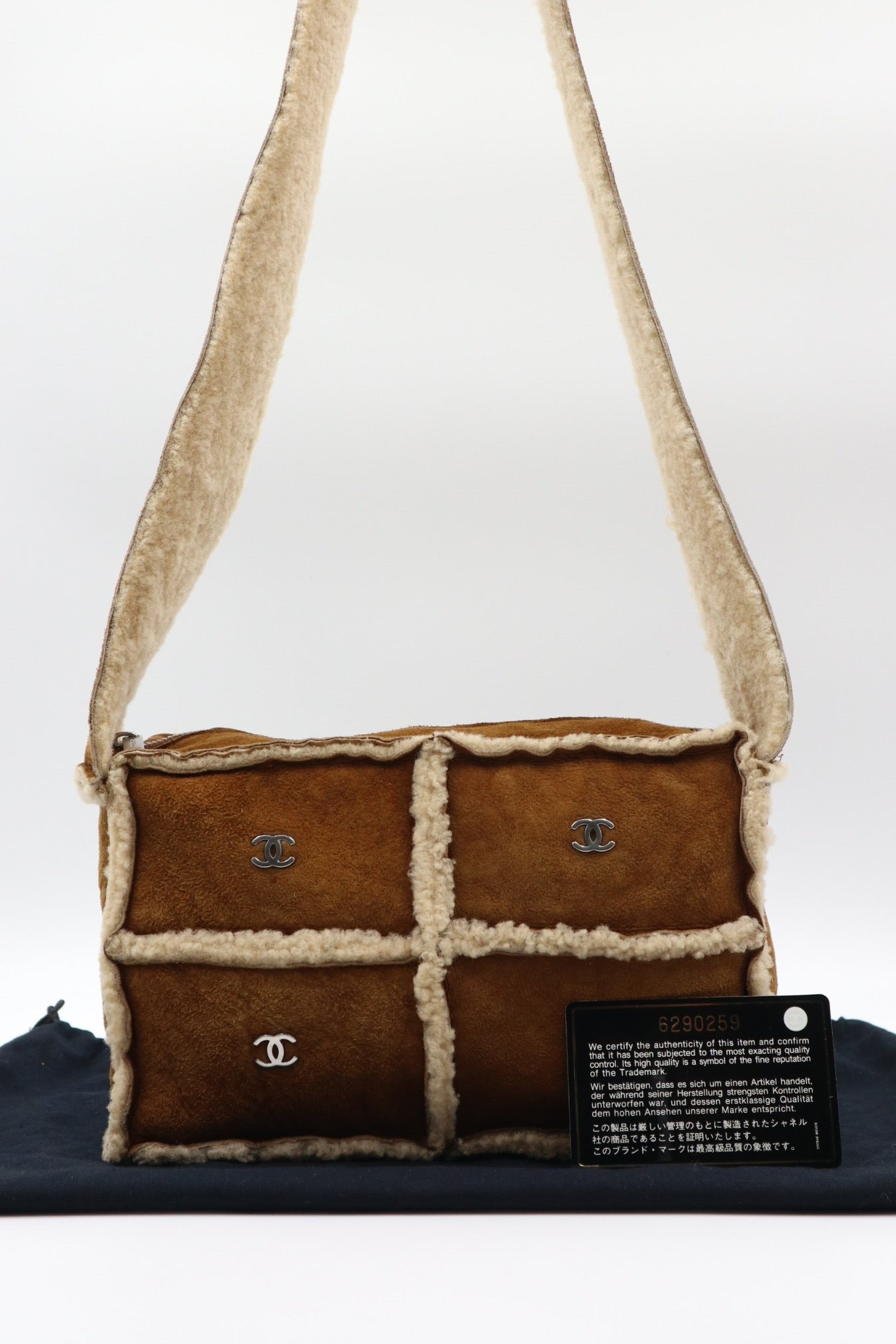 Chanel 麂皮郵差包 / Rank A 24100901